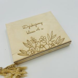 Drewniane pudełko z grawerem – personalizowane na Dzień Nauczyciela (na Merci 250 g)