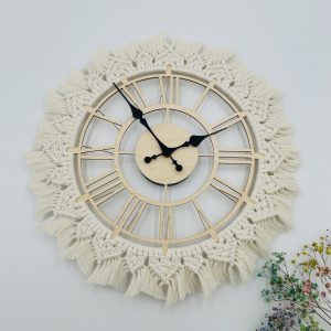 Zegar ze sklejki ozdobiony makramą – 50 cm