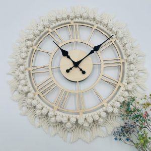 Zegar ze sklejki ozdobiony makramą – 50 cm