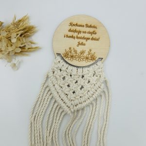 Magnes na lodówkę z okazji Dnia Babci i Dziadka – sklejka + makrama, 25 x 9 cm