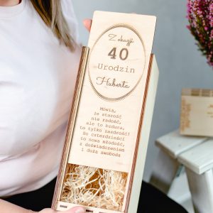 Personalizowane pudełko prezentowe na butelkę 0,7 l – sklejka z grawerem, 30 x 13,3 x 11,2 cm