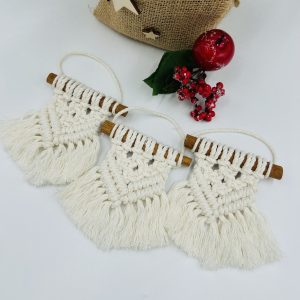 Zestaw trzech cynamonowych zawieszek makramowych na choinkę - 1