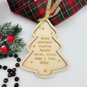 Personalizowana drewniana zawieszka w kształcie choinki – naturalna świąteczna dekoracja