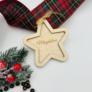 Personalizowana drewniana gwiazdka – urocza zawieszka na choinkę