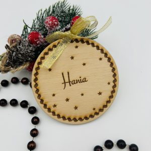 Personalizowana bombka z imieniem – drewniana zawieszka na choinkę i prezent