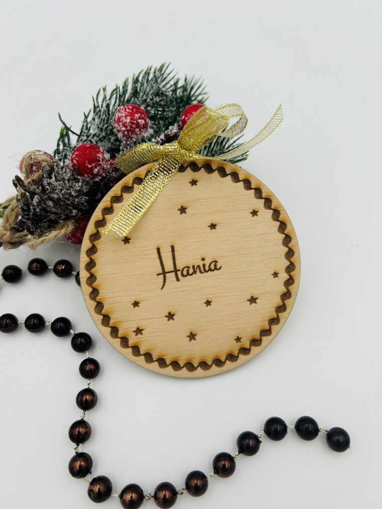Personalizowana bombka z imieniem – drewniana zawieszka na choinkę i prezent