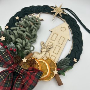 Świąteczny wianek dekoracyjny – drewniana baza ze sklejki z makramą i ozdobami (zielony)