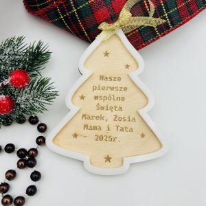 Personalizowana drewniana choinka z dodatkiem plexi (biała) – elegancka świąteczna dekoracja