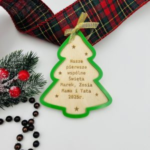 Personalizowana drewniana choinka z dodatkiem plexi (zielona) – elegancka świąteczna dekoracja
