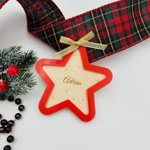 Personalizowana gwiazdka z dodatkiem plexi (czerwona) – stylowa zawieszka na choinkę
