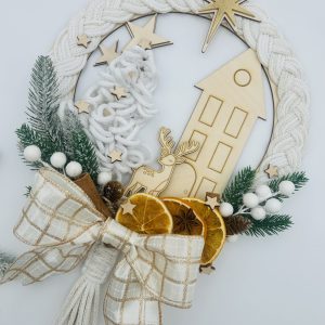 Świąteczny wianek dekoracyjny – drewniana baza ze sklejki z makramą i ozdobami (biały)