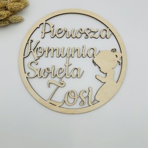 Tablica z wyciętym napisem „Pierwsza Komunia Święta” dla dziewczynki