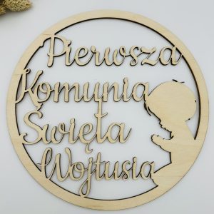 Tablica z wyciętym napisem „Pierwsza Komunia Święta” dla chłopca