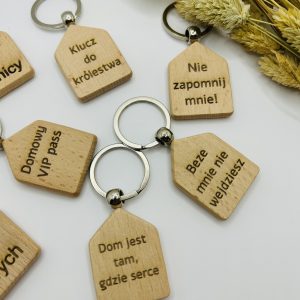 Drewniany brelok z grawerem w kształcie domu