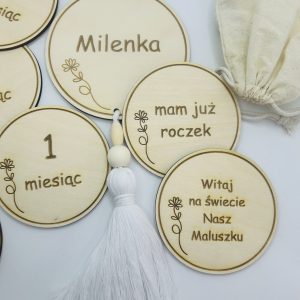 Drewniane tabliczki z miesiącami – zestaw do sesji zdjęciowych niemowlaka